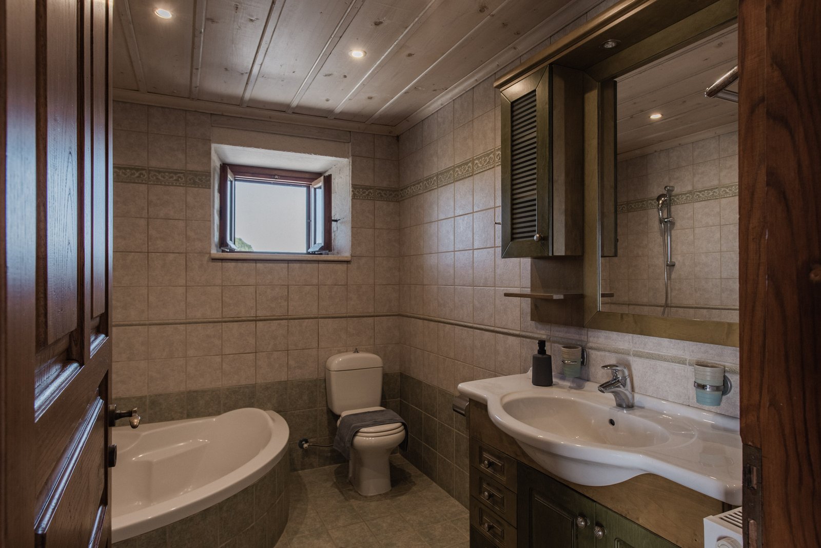 Villa Ampeli - Upstairs Bathroom - Lithies Organic Farm