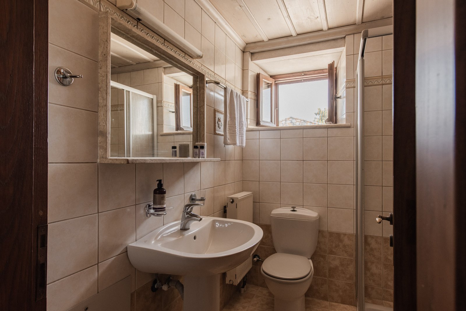 Villa Ampeli - Downstairs Bedroom Bathroom - Lithies Organic Farm